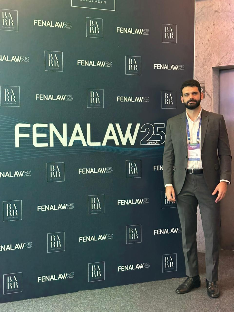 Thiago Azeredo no backdrop do FENALAW 25